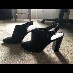 Women’s closed toed chunky heel